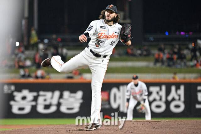 29일 대전 한화생명 볼파크 야구장에서 열린 '2025 신한 SOL 뱅크 KBO 한국시리즈 3차전' LG 트윈스와 한화 이글스 경기. 한화 선발 폰세가 힘차게 투구하고 있다./대전 = 한혁승 기자