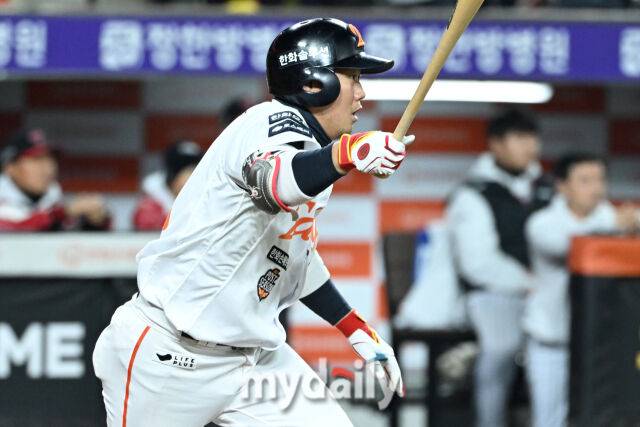 30일 대전 한화생명 볼파크 야구장에서 열린 '2025 신한 SOL 뱅크 KBO 한국시리즈 4차전' LG 트윈스와 한화 이글스 경기. 한화 하주석이 2회말 2사에 안타를 치고 있다./대전 = 한혁승 기자