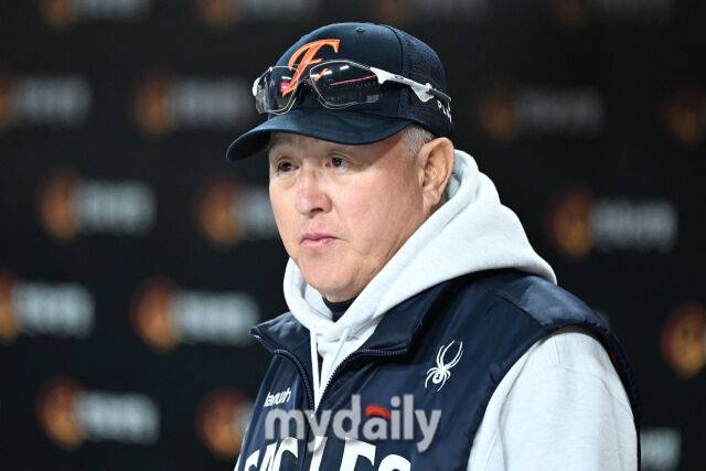 30일 대전 한화생명 볼파크 야구장에서 열린 '2025 신한 SOL 뱅크 KBO 한국시리즈 4차전' LG 트윈스와 한화 이글스 경기. 한화 김경문 감독이 경기를 지켜보고 있다./대전 = 한혁승 기자