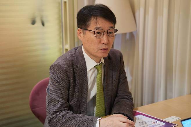 이근 한국경제학회 회장이 29일 서울 중구의 한 컨퍼런스하우스에서 헤럴드경제와 인터뷰를 하고 있다. [북이십일 제공]