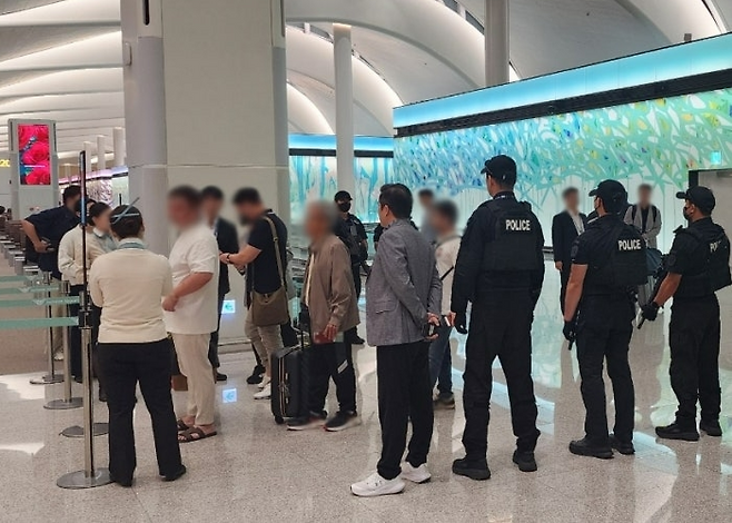 인천국제공항에서 캄보디아행 비행기 탑승자들을 대상으로 불심검문을 실시하는 공항경찰단  [인천경찰청 제공]
