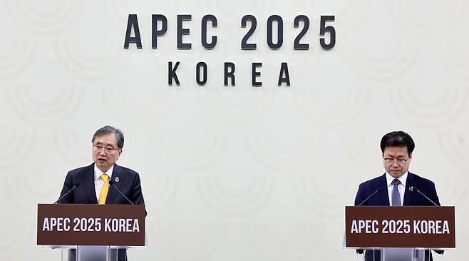 조현(왼쪽) 외교부 장관과 여한구 산업통상자원부 통상교섭본부장이 30일 경북 경주시 2025 아시아태평양경제협력체(APEC) 정상회의 국제미디어센터(IMC)에서 APEC 합동각료회의(AMM) 기자회견을 하고 있다. 경주=임세준 기자