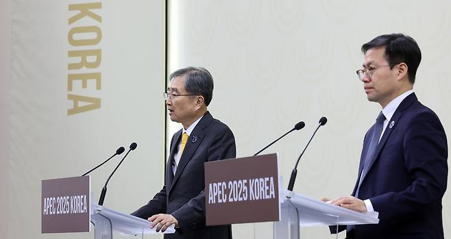 조현(왼쪽) 외교부 장관과 여한구 산업통상자원부 통상교섭본부장이 30일 경북 경주시 2025 아시아태평양경제협력체(APEC) 정상회의 국제미디어센터(IMC)에서 APEC 합동각료회의(AMM) 기자회견을 하고 있다. 경주=임세준 기자