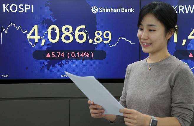 30일 코스피가 4086.89에 장을 종료한 가운데 신한은행 딜링룸에서 직원이 업무를 보고 있다. [신한은행 제공]