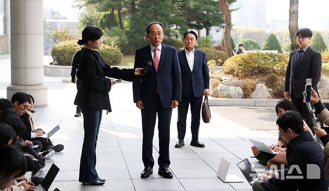 [서울=뉴시스] 김선웅 기자 = 추경호 국민의힘 의원이 30일 서울 서초구 서울고등검찰청에 위치한 조은석 내란특검에서 진행되는 1차 피의자 소환조사에 출석하며 입장을 말하고 있다. 2025.10.30. mangusta@newsis.com