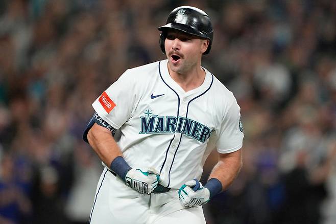 [시애틀=AP/뉴시스] 시애틀 매리너스의 칼 롤리가 25일(한국 시간) 미국 워싱턴주 시애틀의 T모바일 파크에서 열린 2025 메이저리그(MLB) 콜로라도 로키스와의 경기에서 8회말 시즌 60호 홈런을 날린 뒤 환호하고 있다. 2025.09.25