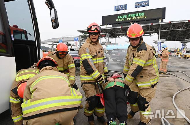 [오산=뉴시스] 김종택 기자 = 30일 경기 오산화성 고속도로 서오산 톨게이트에서 '2025년 재난대응 안전한국훈련'이 진행되고 있다.이번 훈련은 겨울철 폭설 및 결빙으로 인한 고속도로 다중 추돌사고와 인근 다중밀집시설에서의 대형화재 발생 상황을 가정해 실시됐다. 2025.10.30. jtk@newsis.com
