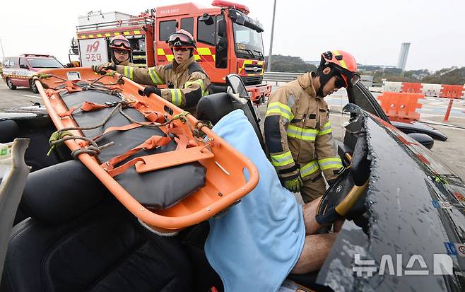 [오산=뉴시스] 김종택 기자 = 30일 경기 오산화성 고속도로 서오산 톨게이트에서 '2025년 재난대응 안전한국훈련'이 진행되고 있다.이번 훈련은 겨울철 폭설 및 결빙으로 인한 고속도로 다중 추돌사고와 인근 다중밀집시설에서의 대형화재 발생 상황을 가정해 실시됐다. 2025.10.30. jtk@newsis.com