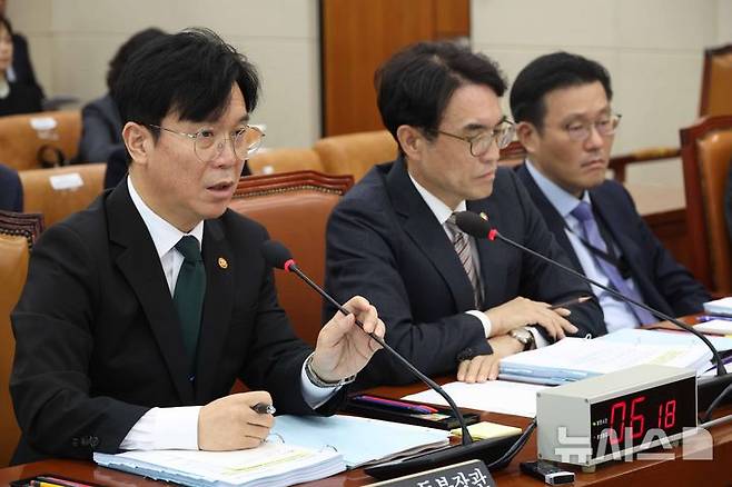 [서울=뉴시스] 조성봉 기자 = 김영훈 고용노동부 장관이 30일 오전 서울 여의도 국회 기후에너지환경노동위원회에서 열린 고용노동부 등 종합감사에서 의원 질의에 답변하고 있다. 2025.10.30. suncho21@newsis.com