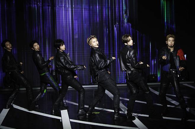 [서울=뉴시스] 그룹 '82메이저가 30일 오후 서울 강남구 일지아트홀에서 열린 네 번째 미니 앨범 '트로피'(Trophy) 발매 기념 미디어 쇼케이스에 참석해 타이틀곡 '트로피' 무대를 선보이고 있다. (사진=그레이트엠엔터테인먼트 제공) 2025.10.30. photo@newsis.com *재판매 및 DB 금지