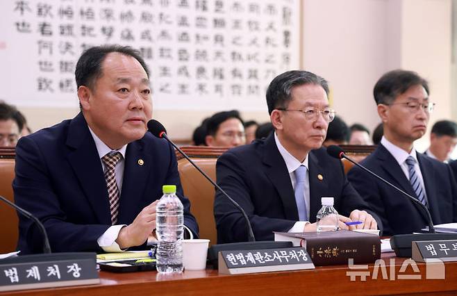 [서울=뉴시스] 고승민 기자 = 손인혁 헌법재판소 사무처장이 30일 서울 여의도 국회에서 열린 법제사법위원회의 법무부 등 종합감사에서 의원 질의에 답하고 있다. 2025.10.30. kkssmm99@newsis.com