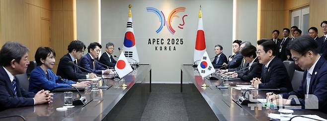 [경주=뉴시스] 고범준 기자 = 이재명 대통령과 다카이치 사나에 일본 총리가 30일 경북 경주 APEC 정상회의장에서 한일 정상회담을 하고 있다. 2025.10.30. bjko@newsis.com