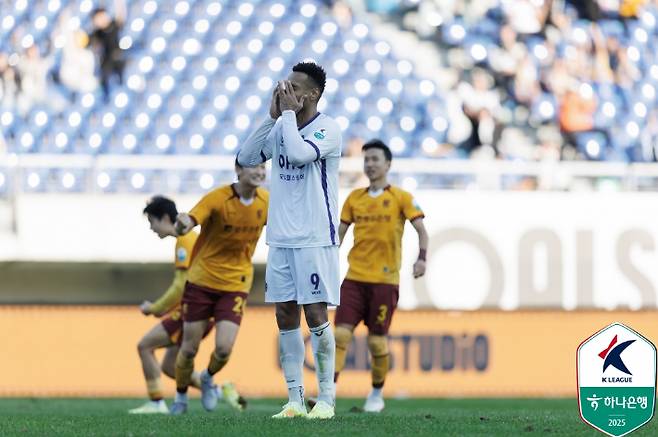 페널티킥 실축한 모따. 한국프로축구연맹