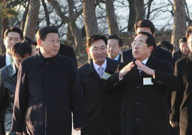 시진핑 중국 국가주석이 지난 2009년 12월 경주를 방문해 백상승 당시 경주시장으로부터 월성에 대한 설명을 듣고 있다. 독자 제공