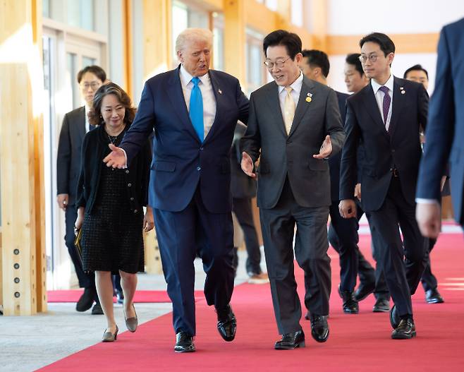 이재명 대통령과 도널드 트럼프 미국 대통령이 29일 경북 경주박물관에서 정상회담장으로 이동하며 대화하고 있다. 연합뉴스