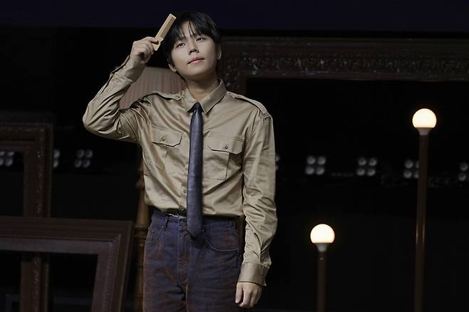 정승환이 사진 촬영 시간에 빗을 준비해 포즈를 취하고 있다. 안테나 제공