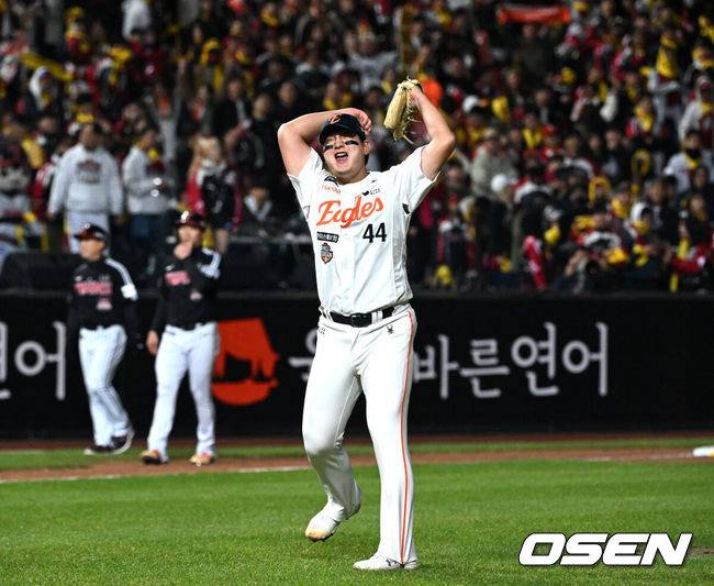 [OSEN=대전, 이대선 기자] 프로야구 한화 이글스가 극적인 역전승으로 반격에 성공했다.&nbsp;한화는 29일 대전 한화생명볼파크에서 열린 2025 신한 SOL뱅크 KBO 한국시리즈 3차전 LG 트윈스와의 경기에서 7-3 역전승을 거뒀다. 1차전과 2차전을 모두 내준 한화는 이날 승리로 시리즈 전적 1승 2패 추격을 시작했다.&nbsp;경기 종료 후 한화 김서현이 환호하고 있다. 2025.10.29 /sunday@osen.co.kr