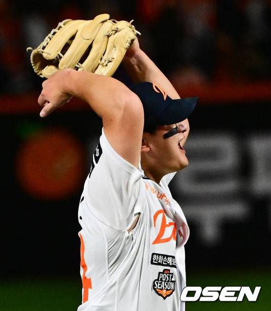 [OSEN=대전, 지형준 기자] 프로야구 한화 이글스가 극적인 역전승으로 반격에 성공했다.&nbsp;한화는 29일 대전 한화생명볼파크에서 열린 2025 신한 SOL뱅크 KBO 한국시리즈 3차전 LG 트윈스와의 경기에서 7-3 역전승을 거뒀다. 1차전과 2차전을 모두 내준 한화는 이날 승리로 시리즈 전적 1승 2패 추격을 시작했다.&nbsp;경기를 마치고 한화 김서현이 승리를 기뻐하고 있다. 2025.10.29 /jpnews@osen.co.kr
