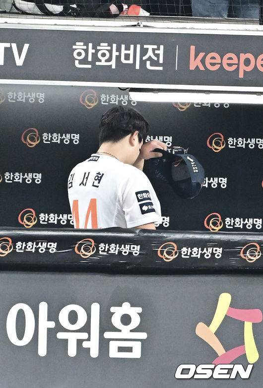 [OSEN=대전, 박준형 기자] 프로야구 한화 이글스가 극적인 역전승으로 반격에 성공했다.&nbsp;한화는 29일 대전 한화생명볼파크에서 열린 2025 신한 SOL뱅크 KBO 한국시리즈 3차전 LG 트윈스와의 경기에서 7-3 역전승을 거뒀다. 1차전과 2차전을 모두 내준 한화는 이날 승리로 시리즈 전적 1승 2패 추격을 시작했다.&nbsp;경기종료 후 한화 김서현이 눈물을 훔치고 있다.  2025.10.29 / soul1014@osen.co.kr