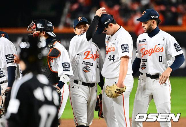 [OSEN=대전, 지형준 기자] 프로야구 한화 이글스가 극적인 역전승으로 반격에 성공했다.&nbsp;한화는 29일 대전 한화생명볼파크에서 열린 2025 신한 SOL뱅크 KBO 한국시리즈 3차전 LG 트윈스와의 경기에서 7-3 역전승을 거뒀다. 1차전과 2차전을 모두 내준 한화는 이날 승리로 시리즈 전적 1승 2패 추격을 시작했다.&nbsp;경기를 마치고 한화 김태연이 김서현을 격려하고 있다. 2025.10.29 /jpnews@osen.co.kr