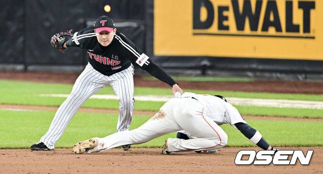 [OSEN=대전, 박준형 기자] 29일 대전시 중구 부사동 대전한화생명볼파크에서 2025 신한 SOL Bank KBO리그 포스트시즌 한국시리즈 3차전 한화 이글스와 LG 트윈스의 경기가 진행됐다.이날 경기에 한화는 폰세를, LG는 손주영을 선발투수로 내세웠다. 2회말 1사 1,2루 한화 이도윤의 내야뜬공때 LG 손주영 투수가 2루 주자 하주석을 태그아웃시키고 있다   2025.10.29 / soul1014@osen.co.kr