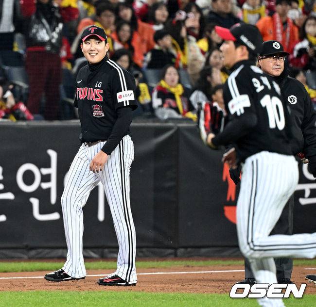 [OSEN=대전, 이대선 기자] 29일 대전 한화생명볼파크에서 2025 신한 SOL Bank KBO리그 포스트시즌 한국시리즈 3차전 한화 이글스와 LG 트윈스의 경기가 열렸다.이날 경기에 한화는 폰세를, LG는 손주영을 선발투수로 내세웠다. 2회말 1사 1,2루에서 오지환의 고의 낙구 수비로 더블 아웃을 만든 LG 손주영이 미소를 지으며 더그아웃으로 가고 있다. 2025.10.29 /sunday@osen.co.kr
