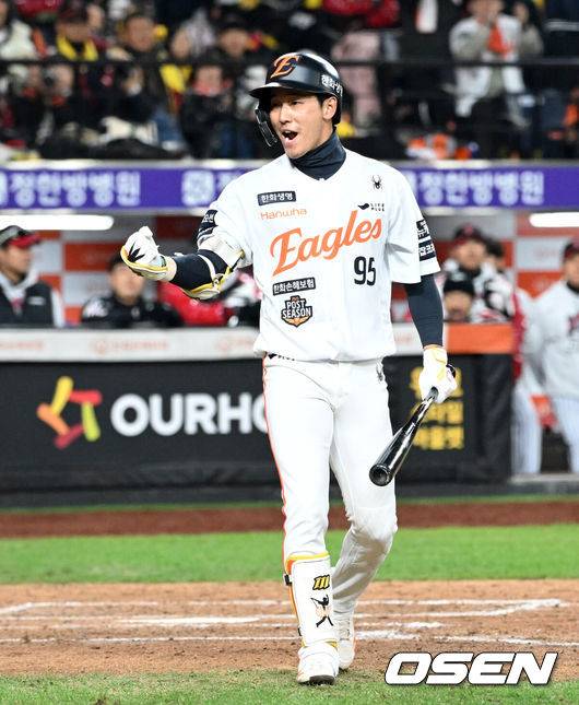 [OSEN=대전, 이대선 기자] 29일 대전 한화생명볼파크에서 2025 신한 SOL Bank KBO리그 포스트시즌 한국시리즈 3차전 한화 이글스와 LG 트윈스의 경기가 열렸다.이날 경기에 한화는 폰세를, LG는 손주영을 선발투수로 내세웠다. 8회말 2사 만루에서 한화 황영묵이 밀어내기 볼넷을 얻고 환호하고 있다. 2025.10.29 /sunday@osen.co.kr