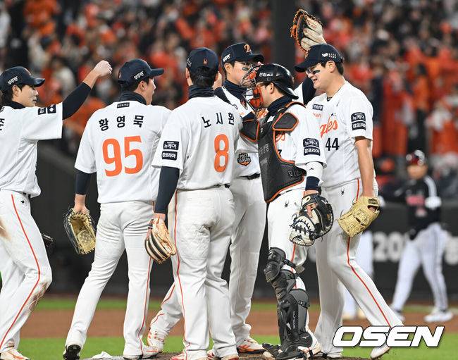 [OSEN=대전, 손용호 기자] 프로야구 한화 이글스가 극적인 역전승으로 반격에 성공했다. 한화는 29일 대전 한화생명볼파크에서 열린 2025 신한 SOL뱅크 KBO 한국시리즈 3차전 LG 트윈스와의 경기에서 7-3 역전승을 거뒀다. 1차전과 2차전을 모두 내준 한화는 이날 승리로 시리즈 전적 1승 2패 추격을 시작했다. 경기를 마치고 한화 선수들이 승리의 기쁨을 나누고 있다.  2025.10.29 /spjj@osen.co.kr