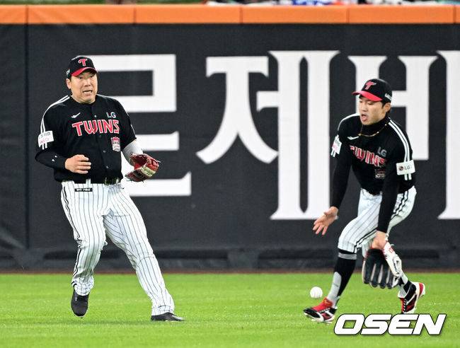 [OSEN=대전, 이대선 기자] 29일 대전 한화생명볼파크에서 2025 신한 SOL Bank KBO리그 포스트시즌 한국시리즈 3차전 한화 이글스와 LG 트윈스의 경기가 열렸다.이날 경기에 한화는 폰세를, LG는 손주영을 선발투수로 내세웠다. 8회말 무사에서 LG 김현수와 박해민이 한화 김태연의 타구를 놓치고 있다. 2025.10.29 /sunday@osen.co.kr