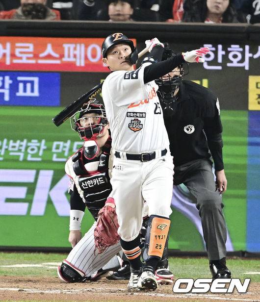 [OSEN=대전, 박준형 기자] 29일 대전시 중구 부사동 대전한화생명볼파크에서 2025 신한 SOL Bank KBO리그 포스트시즌 한국시리즈 3차전 한화 이글스와 LG 트윈스의 경기가 진행됐다.이날 경기에 한화는 폰세를, LG는 손주영을 선발투수로 내세웠다. 8회말 한화 대타 선두타자 김태연이 2루타를 날리고 있다 2025.10.29 / soul1014@osen.co.kr