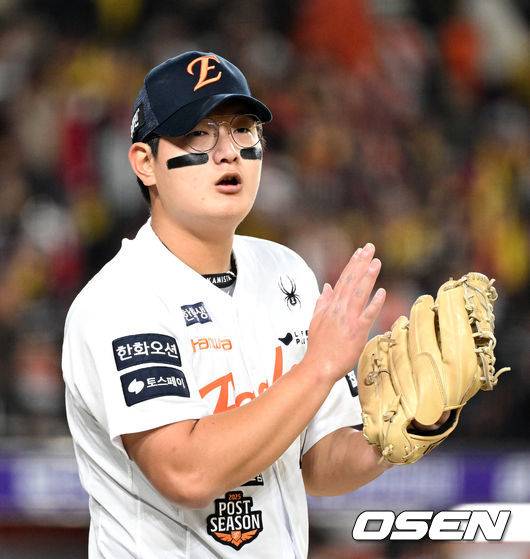 고개 숙였던 이전과는 달리 이닝 종료 후 박수 치며 파이팅 불어 넣는 김서현