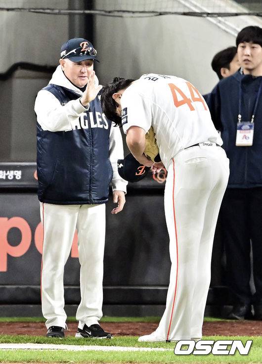 명장의 믿음에 90도 인사한 김서현 [사진=박준형 기자 /soul1014@osen.co.kr]