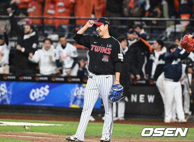 [OSEN=대전, 손용호 기자] 29일 대전 한화생명볼파크에서 2025 신한 SOL Bank KBO리그  한국시리즈 3차전 한화 이글스와 LG 트윈스의 경기가 열렸다.이날 경기에 한화는 폰세를, LG는 손주영을 선발투수로 내세웠다. 8회말 2사 만루 심우준에게 역전 2타점 적시타를 내준 유영찬이 아쉬워하고 있다. 2025.10.29 /spjj@osen.co.kr