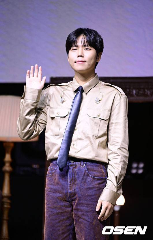 [OSEN=최규한 기자] 가수 정승환이 30일 오후 서울 창천동 예스24 원더로크홀에서 정규 앨범 ’사랑이라 불린’ 발매 쇼케이스를 가졌다.약 7년 만에 정규 앨범을 발매하게 된 정승환은 더블 타이틀곡 '앞머리'와 '행복은 어려워'를 내세워 음악적 성장을 증명한다. '사랑이라 불린'은 삶의 모든 순간에 다양한 형태로 존재하는 '사랑'을 노래하는 앨범이다.가수 정승환이 포토타임을 하고 있다. 2025.10.30 / dreamer@osen.co.kr