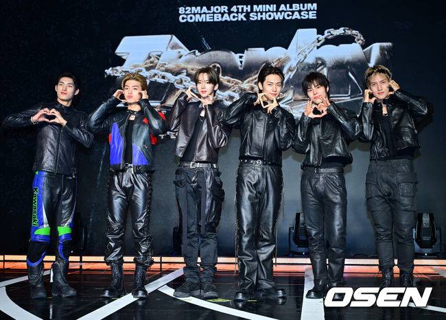 [OSEN=민경훈 기자] 그룹 82메이저(82MAJOR, 남성모·박석준·윤예찬·조성일·황성빈·김도균)이 30일 오후 서울 청담동 일지아트홀에서 미니 4집 'Trophy'(트로피) 발매 기념 쇼케이스를 가졌다.타이틀곡 '트로피(TROPHY)'는 중독적인 베이스 라인이 중심을 잡는 테크하우스 장르의 곡이다. 트로피를 차곡차곡 쌓아가겠다는 포부를 가사에 담아냈으며, 성장한 멤버들의 실력을 그대로 느낄 수 있다. 특히 자신감을 증명해 내는 서사가 음악 속에서 생생하게 살아있어 '듣고 보는' 재미를 책임진다.82메이저 멤버들이 포토타임을 갖고 있다. 2025.10.30 / rumi@osen.co.kr