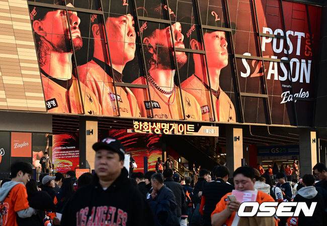 [OSEN=대전, 이대선 기자] 29일 대전 한화생명볼파크에서 2025 신한 SOL Bank KBO리그 포스트시즌 한국시리즈 3차전 한화 이글스와 LG 트윈스의 경기가 열렸다.이날 경기에 한화는 폰세를, LG는 손주영을 선발투수로 내세웠다. 경기장 외벽에 와이스, 류현진, 폰세, 문동주의 사진이 붙어있다. 2025.10.29 /sunday@osen.co.kr