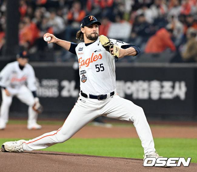 [OSEN=대전, 손용호 기자] 30일 대전 한화생명볼파크에서 2025 신한 SOL Bank KBO리그 포스트시즌 한국시리즈 4차전 한화 이글스와 LG 트윈스의 경기가 열렸다.이날 경기에 한화는 와이스를, LG는 치리노스를 선발투수로 내세웠다. 한화 선발 와이스가 투구하고 있다.  2025.10.30/spjj@osen.co.kr