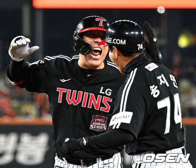 [OSEN=대전, 이대선 기자] 30일 대전 한화생명볼파크에서 2025 신한 SOL Bank KBO리그 포스트시즌 한국시리즈 4차전 한화 이글스와 LG 트윈스의 경기가 열렸다.이날 경기에 한화는 와이스를, LG는 치리노스를 선발투수로 내세웠다. 9회초 2사 2,3루에서 LG 김현수가 우전 적시 2루타를 치고 환호하고 있다. 2025.10.30 /sunday@osen.co.kr