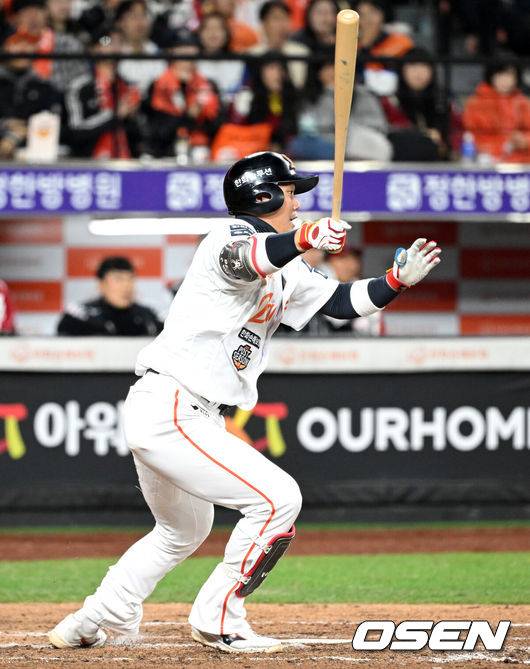 [OSEN=대전, 이대선 기자] 30일 대전 한화생명볼파크에서 2025 신한 SOL Bank KBO리그 포스트시즌 한국시리즈 4차전 한화 이글스와 LG 트윈스의 경기가 열렸다.이날 경기에 한화는 와이스를, LG는 치리노스를 선발투수로 내세웠다. 4회말 1사 2,3루에서 한화 하주석이 땅볼 타점을 올리고 있다. 2025.10.30 /sunday@osen.co.kr