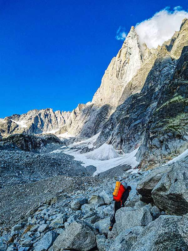 드류 등반을 위해 이동하고 있다.