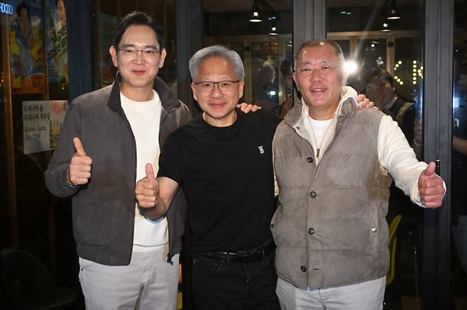 기념촬영하는 이재용-젠슨 황-정의선 - 젠슨 황 엔비디아 최고경영자가 30일 서울 삼성동 한 치킨집에서 진행된 이재용 삼성전자 회장, 정의선 현대차그룹 회장과 회동을 마친 후 기념촬영을 하고 있다. 2025.10.30 공동취재