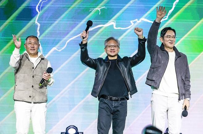 무대 오른 젠슨 황-이재용-정의선 - 젠슨 황 엔비디아 최고경영자와 이재용 삼성전자 회장, 정의선 현대차그룹 회장이 30일 서울 코엑스에서 열린 엔비디아의 그래픽카드(GPU) ‘지포스’ 출시 25주년 행사에서 단상에 올라 인사를 하고 있다. 2025.10.30 공동취재