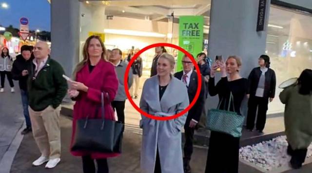 캐롤라인 레빗(붉은 원) 백악관 대변인이 29일 경주 황리단길 올리브영 앞에서 우연히 마주친 '윤 어게인' 시위대의 행진을 지켜보고 있다. 유튜브 채널 '자유드림TV' 갈무리