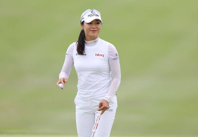 갤러리에게 인사하고 있는 윤이나. 사진 제공=대홍 기획