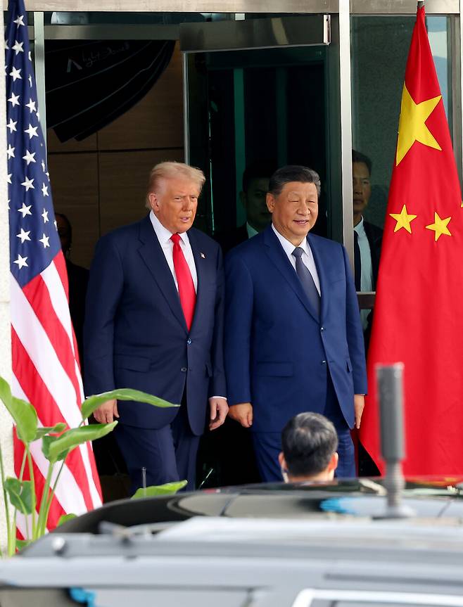 도널드&nbsp;트럼프&nbsp;미국 대통령과 시진핑 중국 국가주석이 30일 부산 김해공군기지 의전실 나래마루에서 미중 정상회담을 마친 뒤 회담장을 나서고 있다. ⓒ연합뉴스