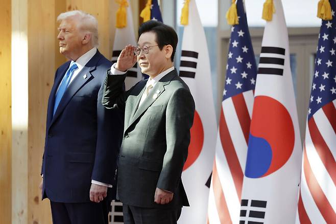 이재명 대통령이 10월29일 경북 경주박물관에서 열린 도널드 트럼프 미국 대통령 공식 환영식에서 거수경례를 하고 있다. 왼쪽은 도널드 트럼프 미국 대통령. ⓒ연합뉴스