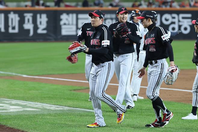 29일 대전한화생명볼파크에서 열린 2025 프로야구 KBO리그 포스트시즌 한국시리즈 3차전 LG 트윈스와 한화 이글스의 경기. 2회말 좋은 수비로 이닝을 끝낸 LG 오지환이 더그아웃으로 향하고 있다. 2025.10.29 연합뉴스