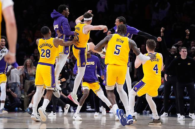 LA 레이커스 리브스(15번)가 30일 미네소타전에서 결승 버저비터를 터뜨린 뒤 동료들과 기뻐하고 있다. AP연합뉴스