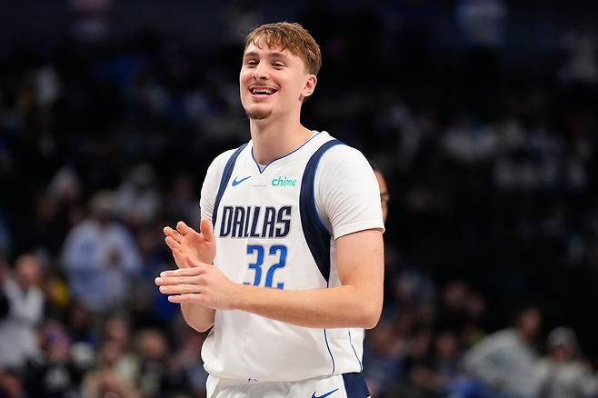 쿠퍼 플래그가 30일 미국 텍사스주 댈러스의 아메리칸 에어라인스 센터에서 열린 인디애나 페이서스와 2025~2026 NBA 정규리그 홈경기에서 슛을 성공한 뒤 미소짓고 있다.  댈러스 | AP연합뉴스