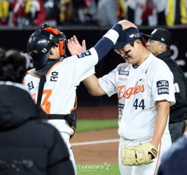 승리 후 눈시울을 붉히는 김서현(오른쪽)을 포수 최재훈이 달래고 있다.  /사진=강영조 선임기자